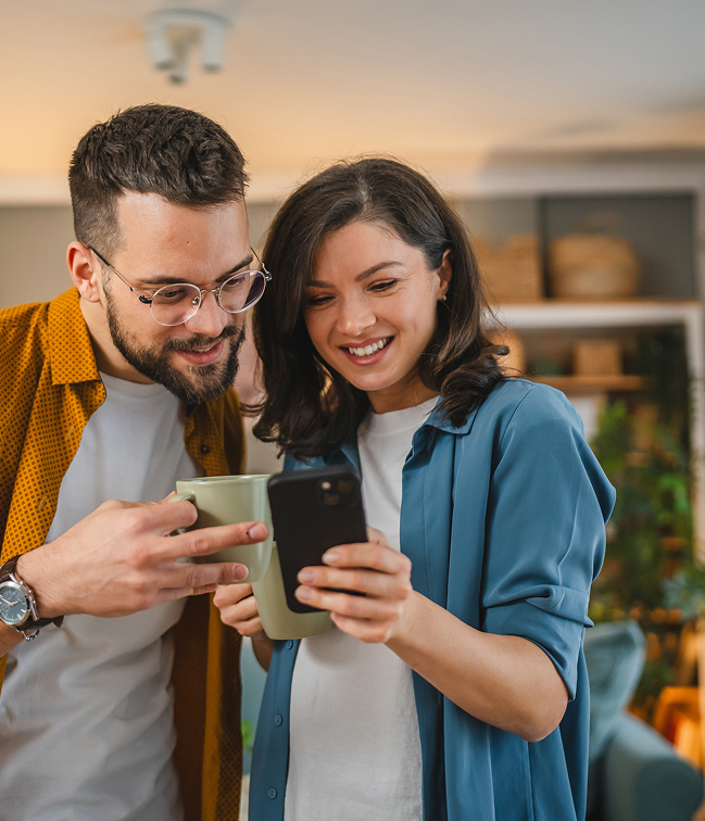 Couple comparant ses options de prêt sur un téléphone